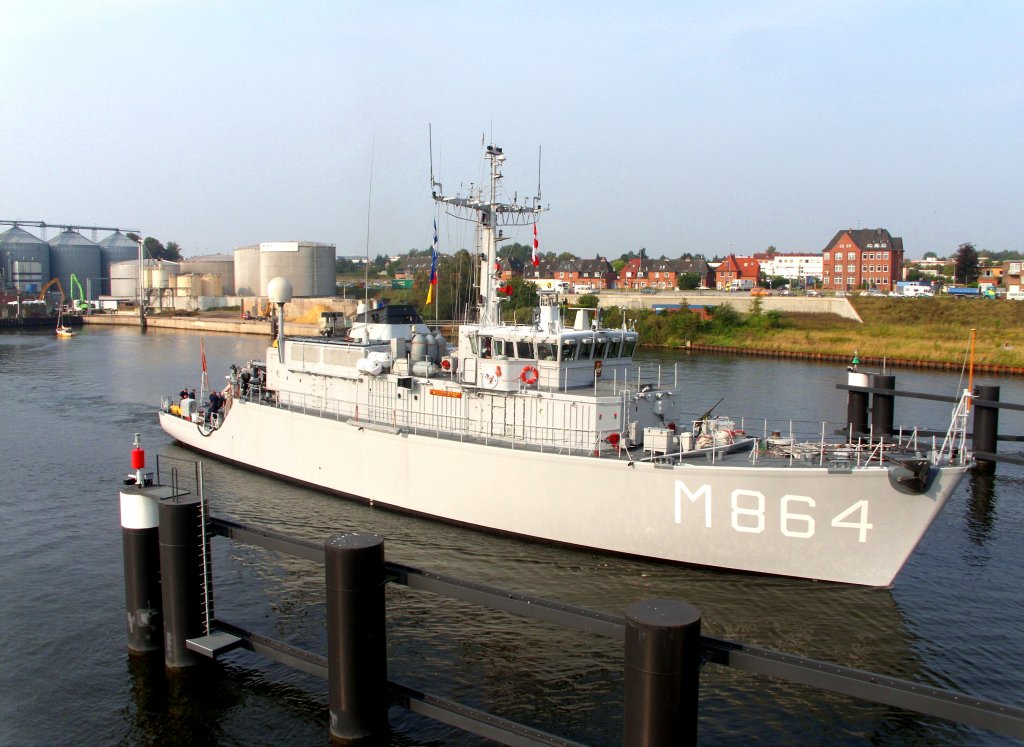 HNLMS WILLEMSTAD M 864 passiert auslaufend die Eric Warburg Brcke in Lbeck...
Aufgenommen: 26.9.2011