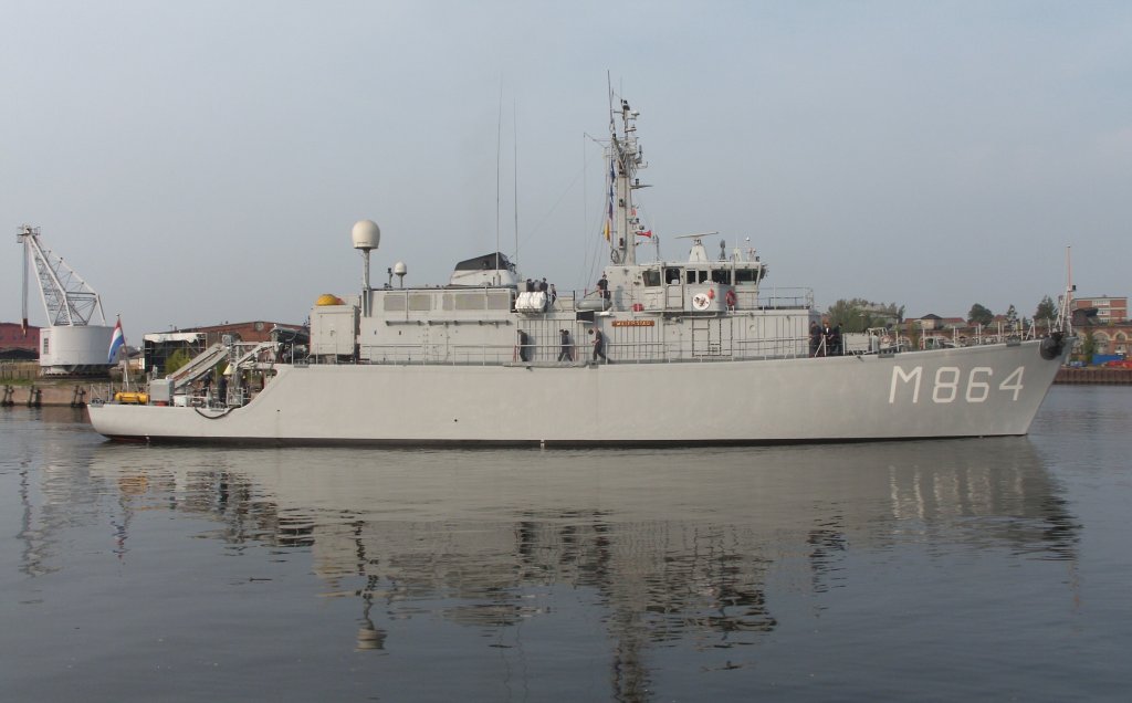 HNLMS WILLEMSTADT M 864 Minensucher im Natoverband, klar zur Ausreise in Warteposition vor der Eric Warburg Brcke in Lbeck... Aufgenommen: 26.9.2011