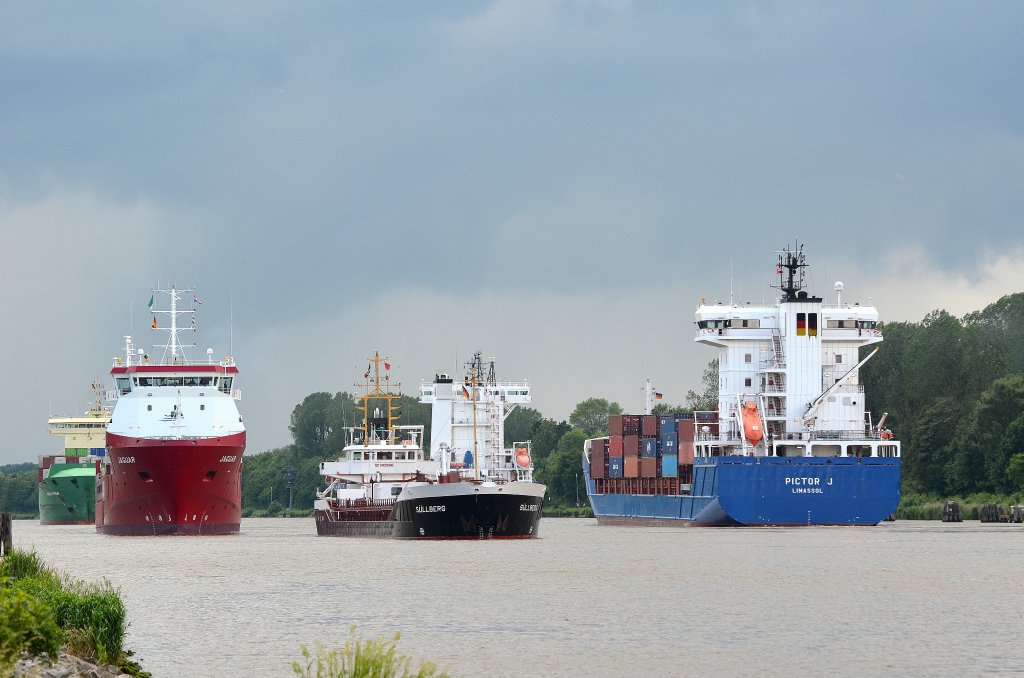 Hochbetrieb an der Weiche Fischerhtte im Nord-Ostsee-Kanal unter anderem mit dem Feeder Pictor J dem kleinen Tanker Sllberg und dem Mehrzweckfrachter Jaguar aufgenommen am 23.06.13