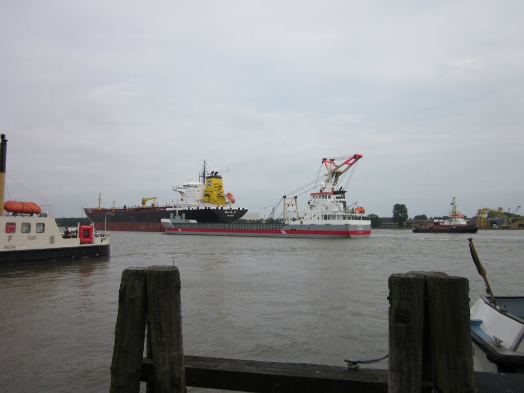 Hochbetrieb im Bereich NOK / Schleuse Brunsbttel am 15.08.2010. Die  Sea Mullet und die Hekla fahren in den Kanal ein , Schlepper Arion zieht Bugsier Enak in die Schleuse rein.