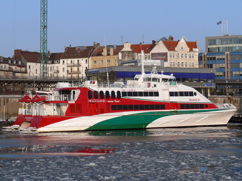 Hochgeschwindigkeits-Katamaran Halunder Jet liegt in Hamburg an der berseebrcke bereit zur nchsten Fahrt nach Helgoland; 16.02.2010
