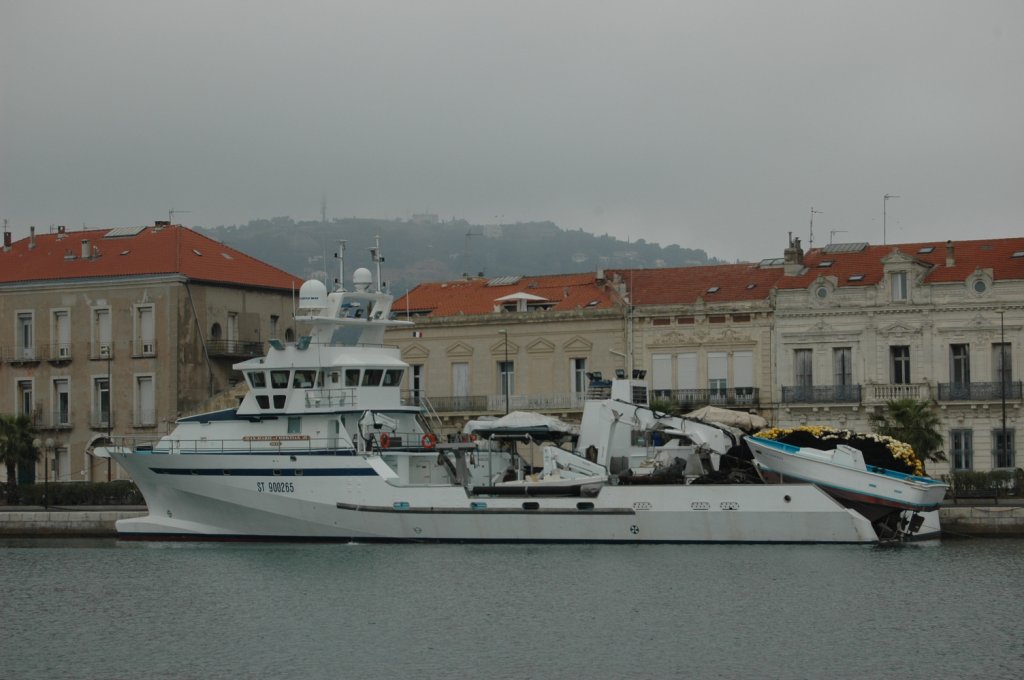 Hochseefischerboot im Hafen von Ste/Frankreich gesehen am 01.05.2010
