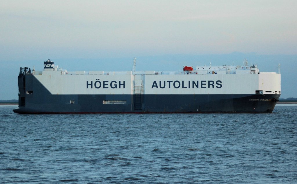 Heg Manila (IMO:9368912), ein Autotransporter auf der Elbe auslaufend bei Brunsbttel.  Baujahr: 2007, Lnge x Breite: 180 m x 32 m, Leergewicht: 16650 t. Fhrt unter norwegischer Flagge. Fotografiert am 04.04.2011.