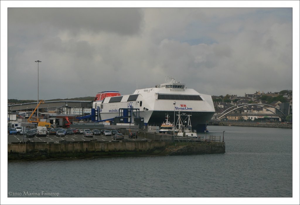 HSS Stena Explorer im Hafen von Holyhead, Anglesey Wales UK. Stena Line Fhrverbindung: Holyhead - Dun Laoghaire Schiffstyp: Schnellfhre Lnge: 127 m Breite: 40 m Baujahr: 1996 PKW: 360 Passagiere: 1 500  
