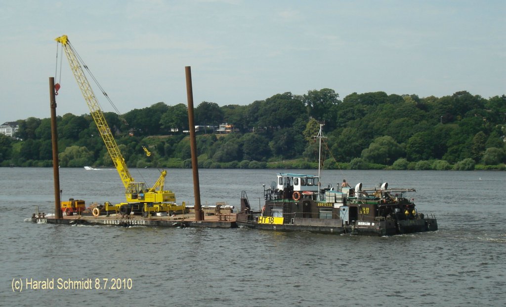 HT 18   ENI 05612110 (ex SCH 2353) mit Kranbarge am 8.7.2010, Hamburg, Unterelbe Hhe Bubendeyufer /
Schubschiff (DDR Typ 1902) / La 14,06 m, B 8,17 m, Tg 1,2 m / 2x69 kW / 1966 bei VEB Rosslauer Schiffswerft /
