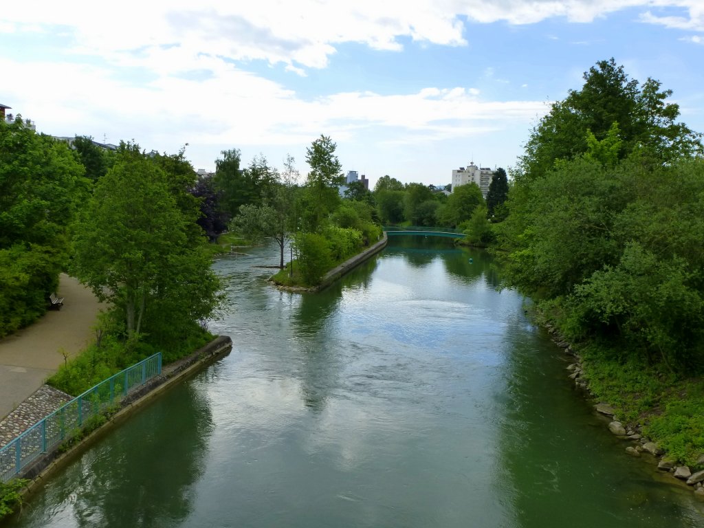 Hningen-Kanal (Canal de Huningue), hier zweigt in der Stadt Hningen (Huningue) links eine knstlich angelegte Wildwasserstrecke von ca.400m Lnge ab, mai 2013