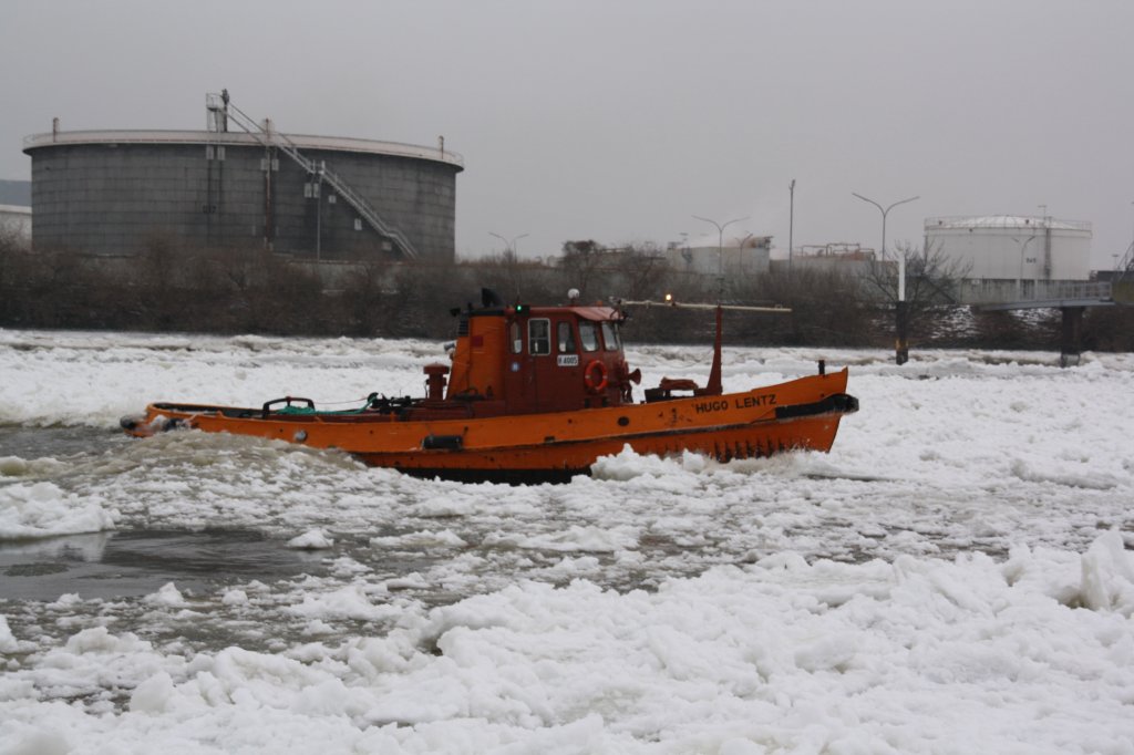 Hugo Lentz ist ein Eisbrecher der HPA und am 09.02.2012 auf der Sderelbe im Einsatz.