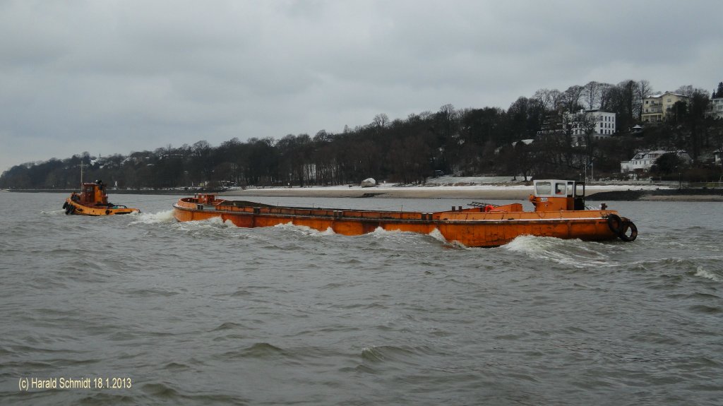 HUGO LENTZ (H 4005) am 18.1.2013 beim Schleppen mit Anhang, Hamburg, Elbe vor velgnne /
La 18,39 m, B 4,88 m, Tg 1,9 m / 305 PS, 9,6 kn / 1965 bei Aug. Pahl, Hamburg-Finkenwerder / Eigner:  Hamburg Port Authority (HPA) /
