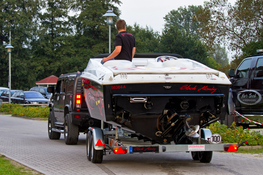 Hummergespann fhrt zum Parkplatz der Lagunenstadt. Bilder vom Mai & September 2011.
