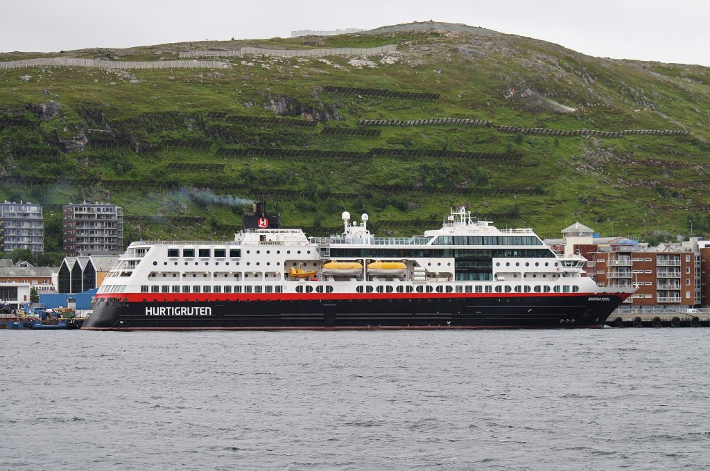 Hurtigrutenschiff  Midnatsol  hat am 21.7.2012, auf seinem Weg von Bergen nach Kirkenes den Hafen von Hammerfest erreicht.