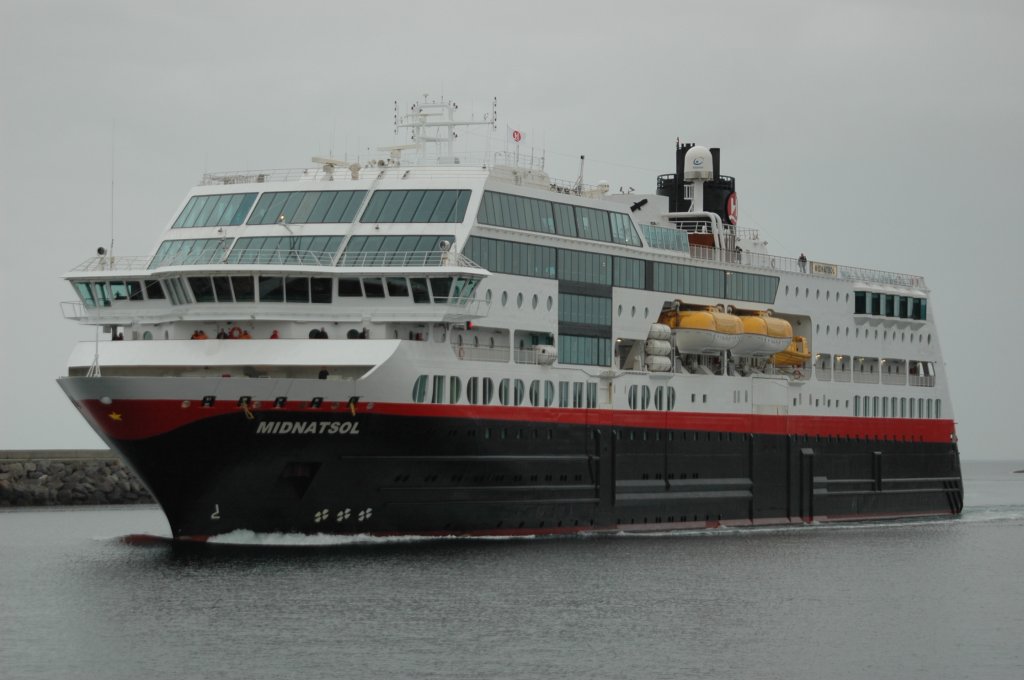 Hurtigruthenschiff Midnatsol zur Einfahrt in den Hafen von Svolvaer/Lofoten-Norwegen im Sommer 2008. Das Baujahr ist 2003 in Trondheim mit einer Lnge 135,75m, und einer Breite von 21,50m.