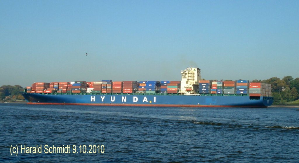 HYUNDAI BRAVE   IMO 9346304 am 9.10.2010, auslaufend Hamburg, vor velgnne
Typ: Container / 2007 bei Hyundai, Ulsan, Sd Korea / BRZ 94.511 / La. 339,6 m, B 45,6 m, Tg. 14,5 m / TEU 8652, Reefers 700 / MAN-B&W-Diesel 14K98MCC, 80.080 kW, 27 kn / Eigner: Hyundai International, Seoul, Sd Korea / Flagge Panama / 
