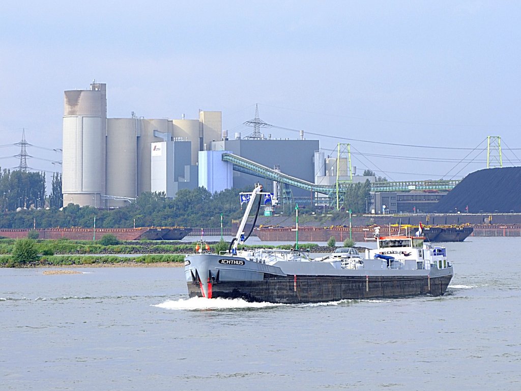 ICHTHUS(EUR_NR.:02104876; L=66; B=6mtr; 623t; Baujahr1974) ist bei Duisburg am Rhein unterwegs;110827