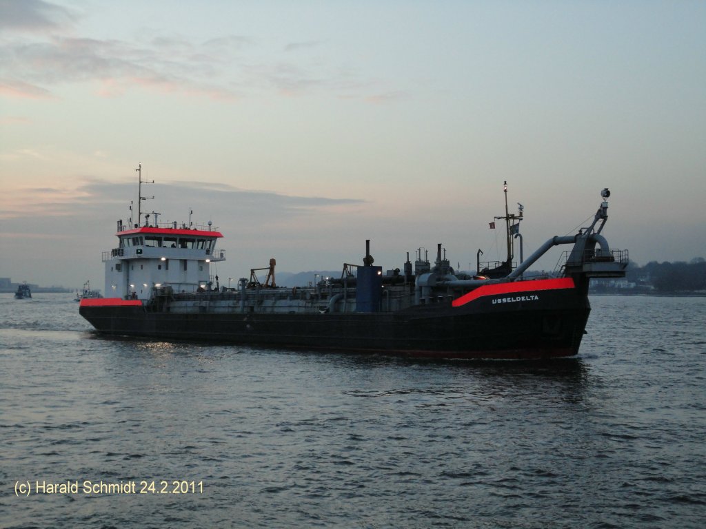 IJSSELDELTA (IMO 7737690) am 24.2.2011 um 17:42, Hamburg einlaufend, vor dem Lotsenhft, aus dem Khlfleet kommend.
Laderaumsaugbagger / La. 76,8m, B 12,25m, Tg. 3,54m / 16550kW, 10 kn / 1978 bei Scheepswerft De Kaap, Meppel, Niederlande / 
