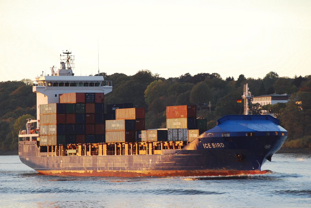 Im Abendrot kommt die Ice Bird IMO-Nummer:9375252 Flagge:Antigua und Barbuda Lnge:130.0m Breite:20.0m Baujahr:2007 Bauwerft:Sainty Marine, Nanjing China in den Hamburger Hafen aufgenommen am 17.10.10