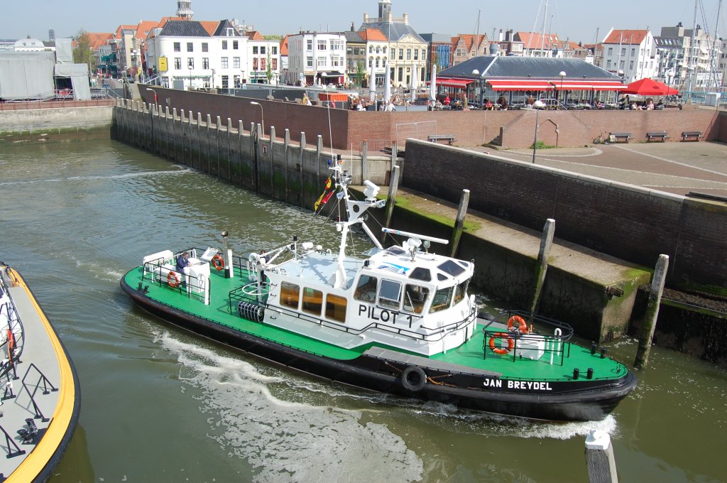 Im alten Hafenbecken in Vlissingen leget gerade die Jan Breydel ab um einem Schiff seinen Lotsen zu bringen. 4.Mai2008