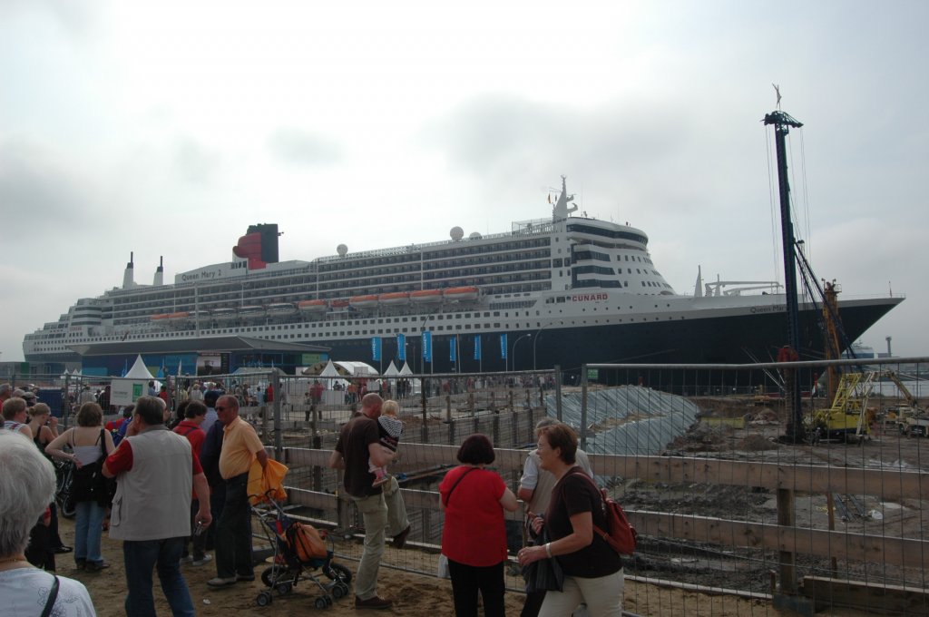 Im August 2007 war die Queen Mary 2 in Hamburg zu Besuch. Hier am Cruis Terminal. 