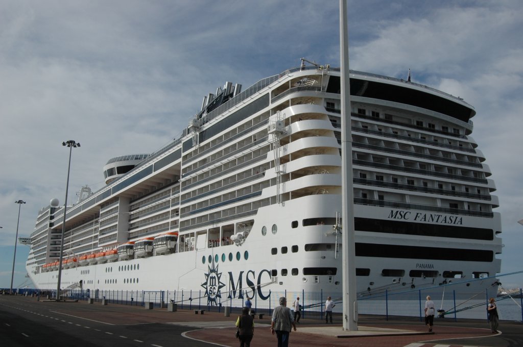 Im Hafen von Arrecife gesehen die MSC Fantasia am 17.12.2009.