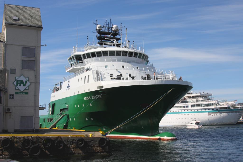 Im Hafen Bergen liegt das Versorgungsschiff fr lplattformen
die  Havila Jupiter  am 10.06.2012 gut vertut am Kai.
