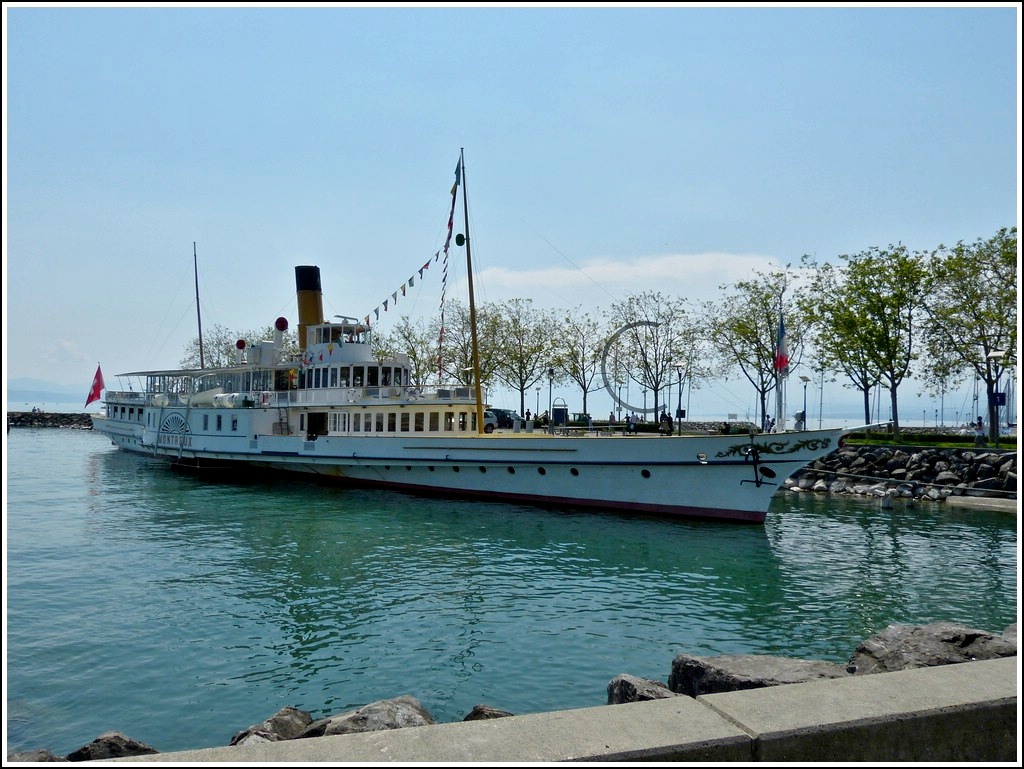 Im Hafen von Lausanne liegt das Dampfschiff  MONTREUX  vor Anker, aufgenommen am 26.05.2012.