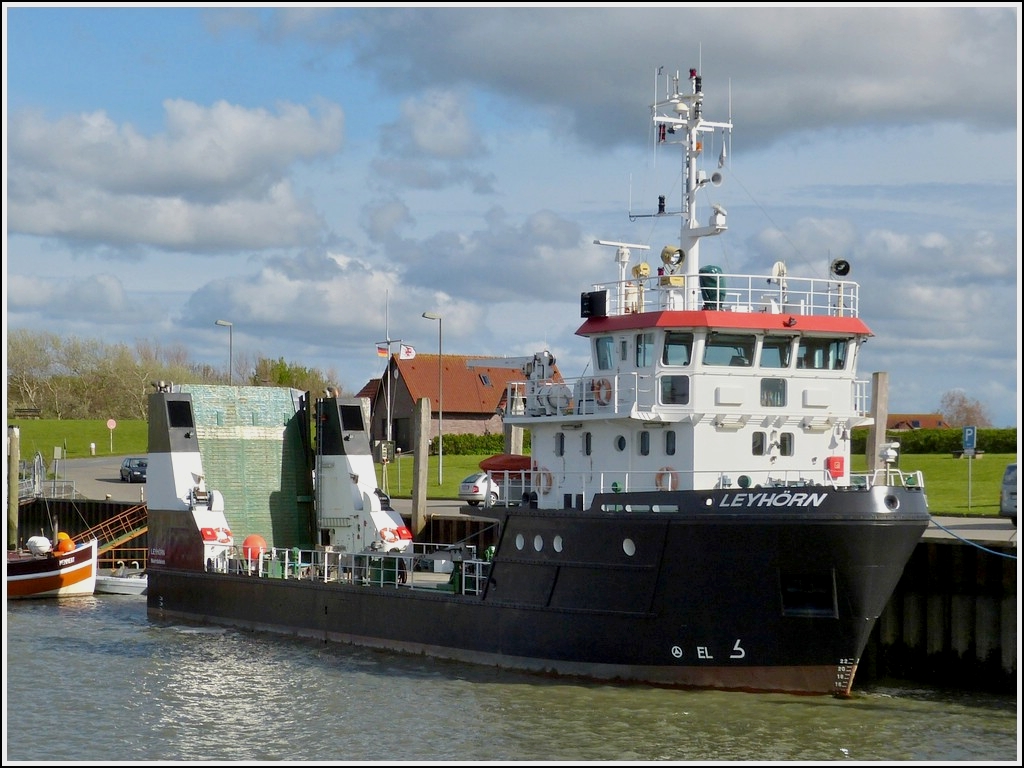 Im Hafen von Norddeich lag am 05.05.2012 das Mehrzwecksciff  LEYHRN  vor Anker.
Die Leyhrn wurde 2001 unter der Baunummer 9150 auf der Fassmer-Werft in Berne/Motzen gebaut, als Haupteinsatzgegiet dient es der Schadstoffunfall bekmpfung.
Schiffsdaten: l 40,81m, B 8,52m, Motorleisteung 2 motoren mit je 375 Kw. 