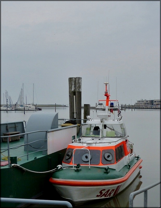 Im Hafen von Norddeich liegt das Seenotrettungschiff  Cassen Knigge  vor Anker, aufgenommen bei Ebbe am 08.05.2012. Schiffsdaten L8,52m, B 3,12m, Motorleistung 220 Ps, Bj 1993.