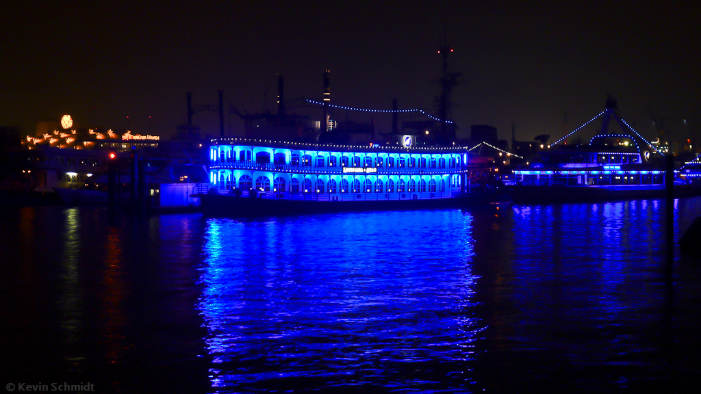 Im Hamburger Hafen wird nachts das Schaufelradschiff  Louisiana Star  eindrucksvoll blau beleuchtet. (17.02.2013)