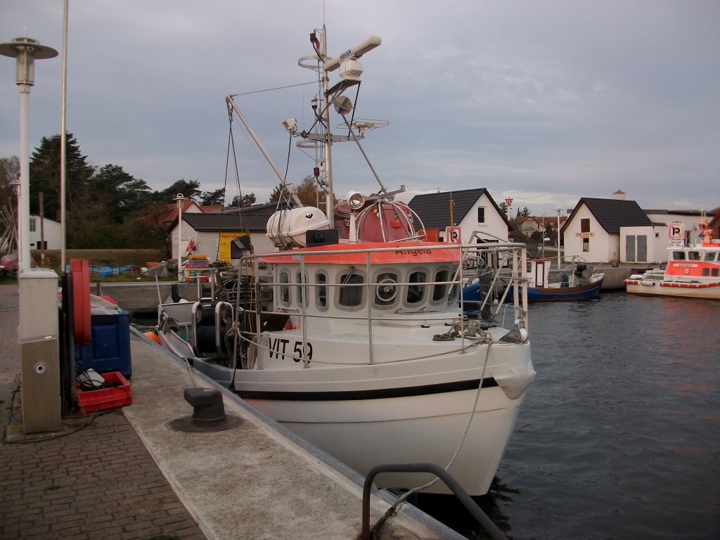 Im Heimathafen Vitte/Hiddensee lag am 30.Oktober 2010 das Fischerboot  Angela  VIT-59.