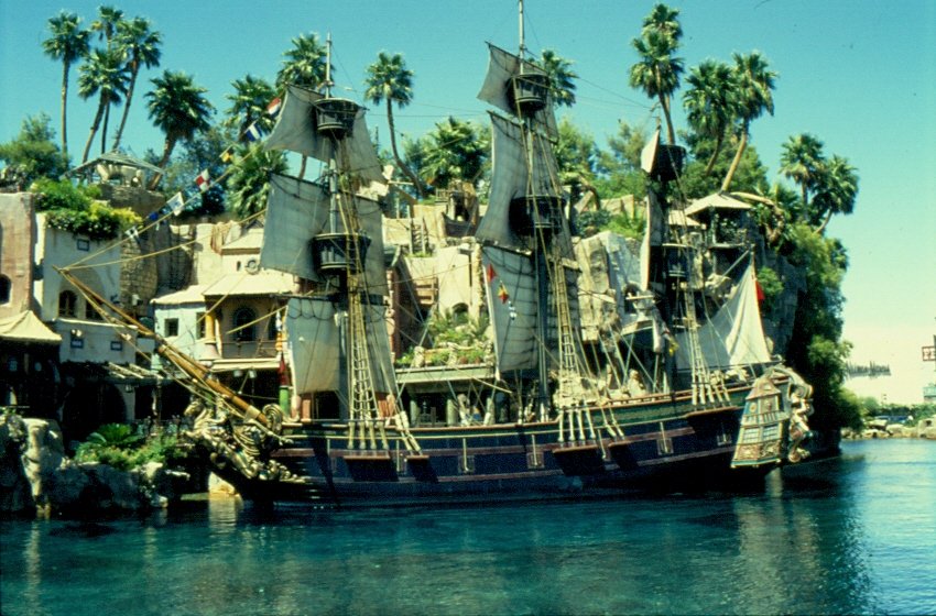 Im Hotel  Treasure Island  in Las Vegas findet tglich ein  Seegefecht  der Piraten statt. 