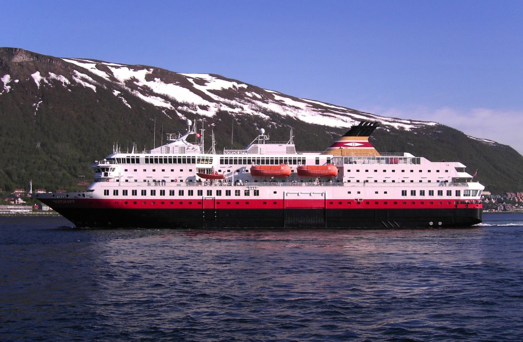 Im Juni 2005 in Tromsö die MS Nordkapp beim Ablegen.