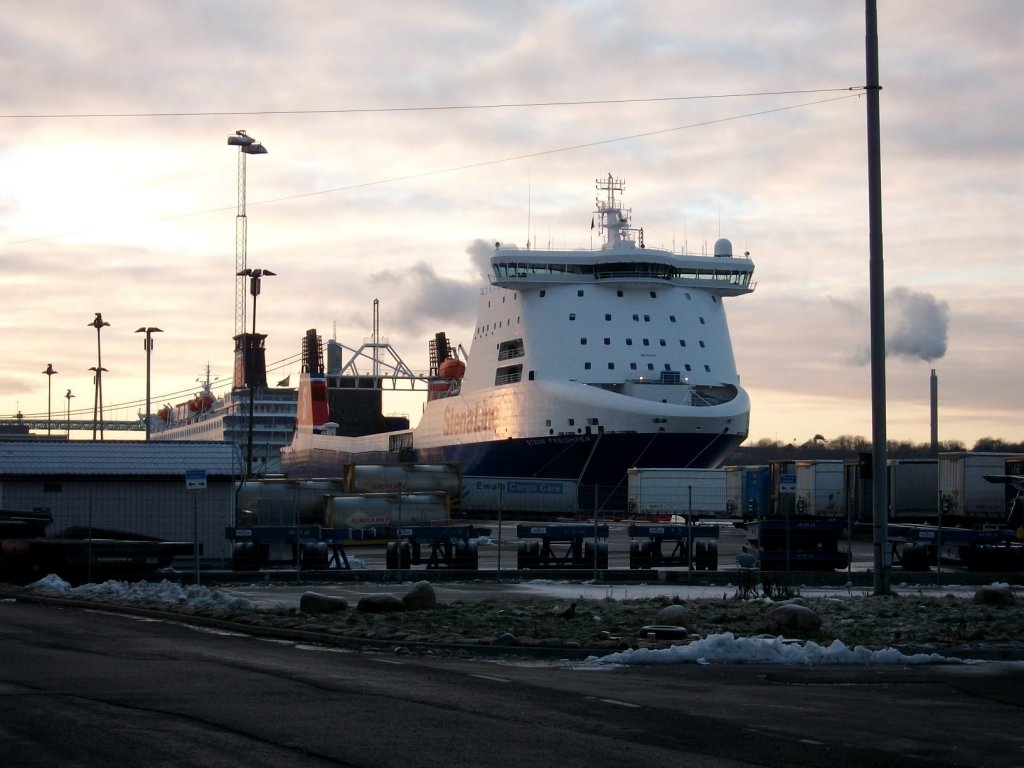 im letzten Tageslicht gegen 15.10 Uhr die STENA FREIGHTER und die STENA SCANDINAVICA am Majnabbe Terminal in Gteborg am 31.12.09.