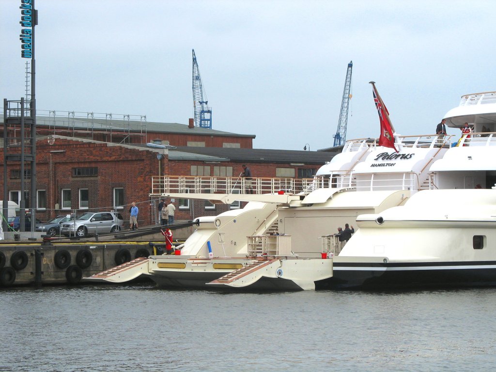 Im Lbecker Hansahafen liegt die russ. Yacht  PELORUS , IMO 8977273 und wird vom Personal gewartet und gereinigt... Aufgenommen: 3.6.2006