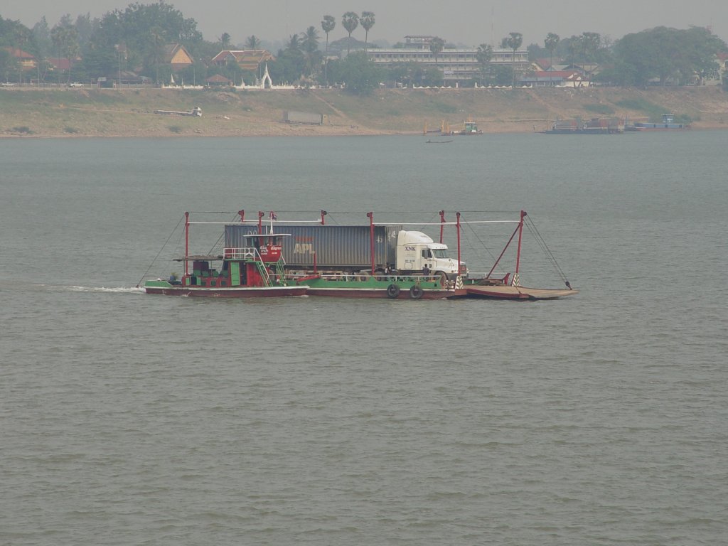 Im Mrz 2010 quert eine Autofhre den Mekong zwischen Thakhek / Laos auf dem gegenberliegenden Fluufer und Nakhon Phanom /Thailand