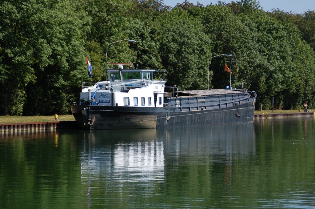 Im Oberwasser des zweiten Hebewerkes liegt am 2.6.2011 der Frachter Amice an der Spundwand vertut und geniesst die Feiertagsruhe auf dem Stichkanal zum Dortmunder Hafen. 