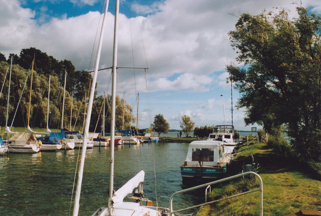 im wunderschn angelegten Hafen von Zinnowitz. Die Anlegepltze sind drei alte ausgemusterte Schubschiffe die versenkt und mit Erde aufegefllt wurden. Einfach genial !