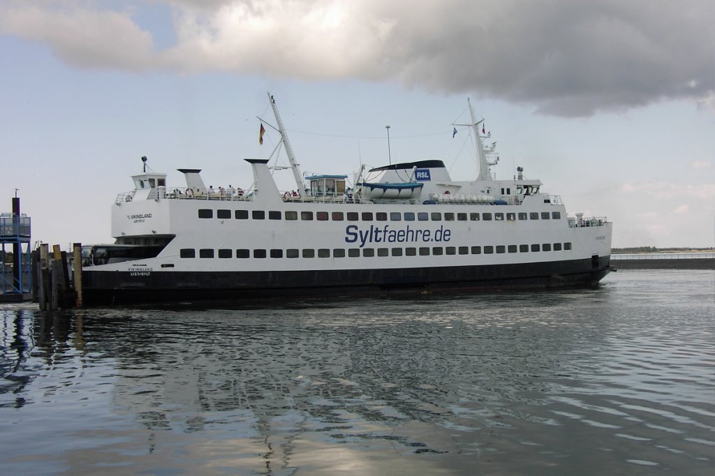 IMO 7349986
Die  Vikingland  im Dienste der Syltfhre im Hafen von Havneby. Das Foto entstand 2004. 
Heute fhrt das Schiff unter dem Namen  Ersai 3  im Kaspischen Meer. 
Lnge: 68,28m; Breite 12,43m; Tiefgang 2,50m; Brt/ Dwt. 996/ 520