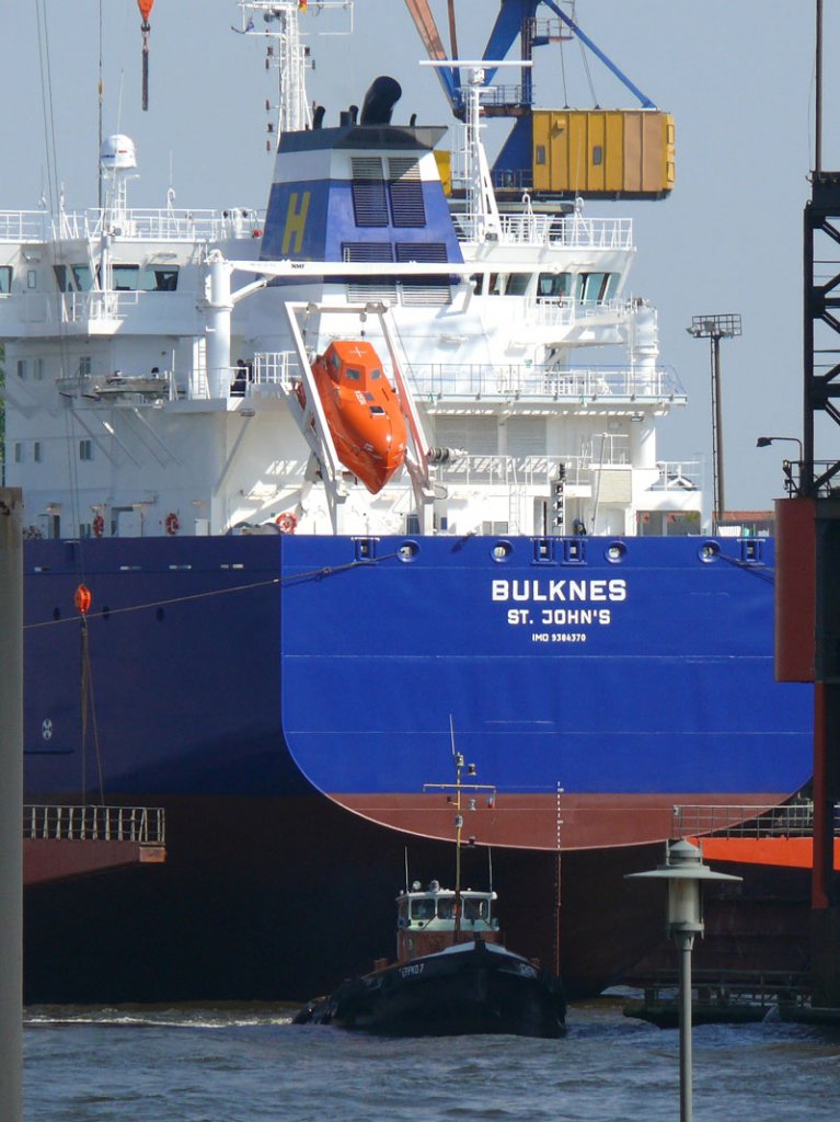 Imposant ist das Grenverhltnis von SCHLEPPKO 7 zum Heck des Massengutfrachters BULKNES, St. JOHN´S (IMO 9384370), L: 176m, B: 26,0m; gebaut 2009 bei SIETAS Schiffswerft Hamburg, Flagge: Antigua and Barbadu; im Hamburger Hafen, 16.04.2009
