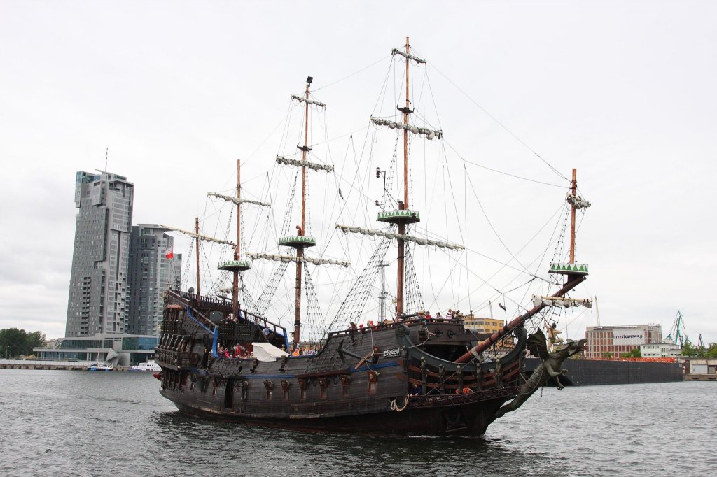 In Gdynia verkehrte dieses nachgebaute Piratenschiff als Rundfahrtschiff
und befrderte am 5.6.2013 Touristen im Hafenbereich. Das  Segelschiff 
ist Motor betrieben und trgt den Namen  Dragon .