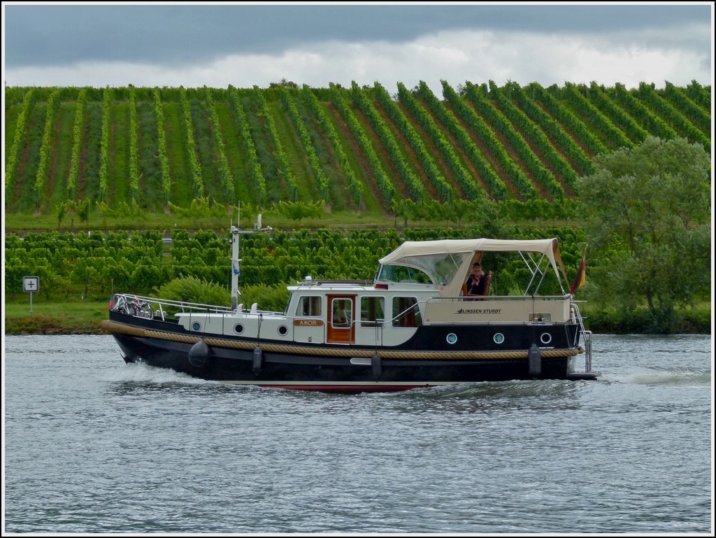 In gemtlichem Tempo fhrt das kleine Motorboot „AMOR“ auf der Mosel an Remich vorbei, das Schiff wurde von unserer Enkelin Zo (7) aufgenommen.  06.08.2012
