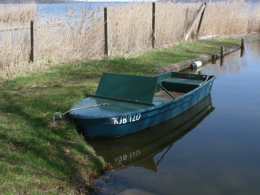 In einer kleinen Bucht bei Buschvitz entdeckte ich am 10.April 2011 dieses Ruderboot.