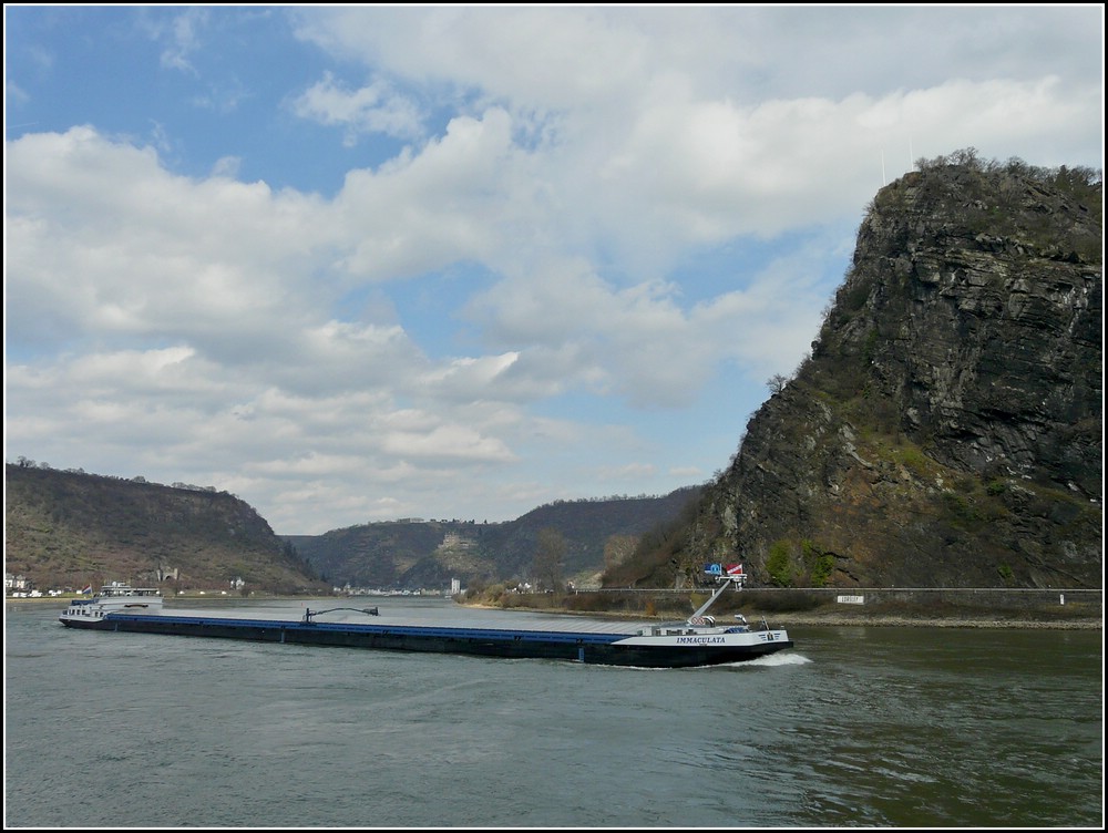 In der Nhe des Loreleyfelsens wurde das Frachtschiff  INNACULATA  am 19.03.2010 von mir aufgenommen.