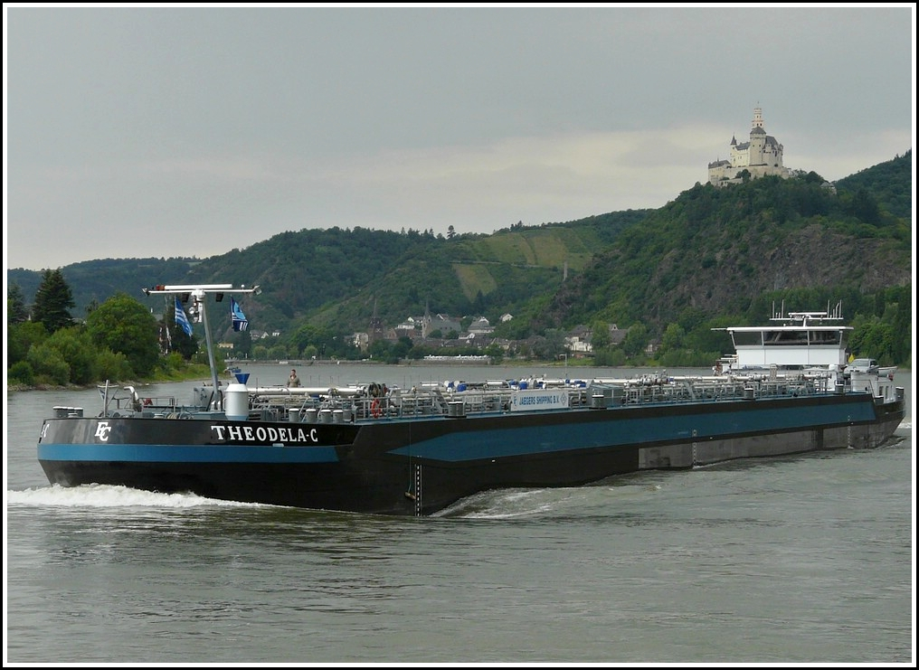 In der Nhe von Spay habe ich am 24.06.2011 das Tankschiff  THEODELA-C  fotografiert. Euronr 06105032, L 110 m, B 11,45 m, T 2992.