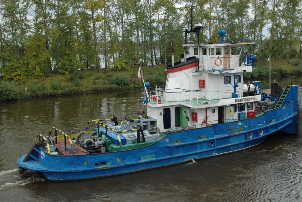 In der Nhe der Uglitscher Schleuse begegnete uns ein russisches Schubschiff. Aufgenommen am 13.09.2010.