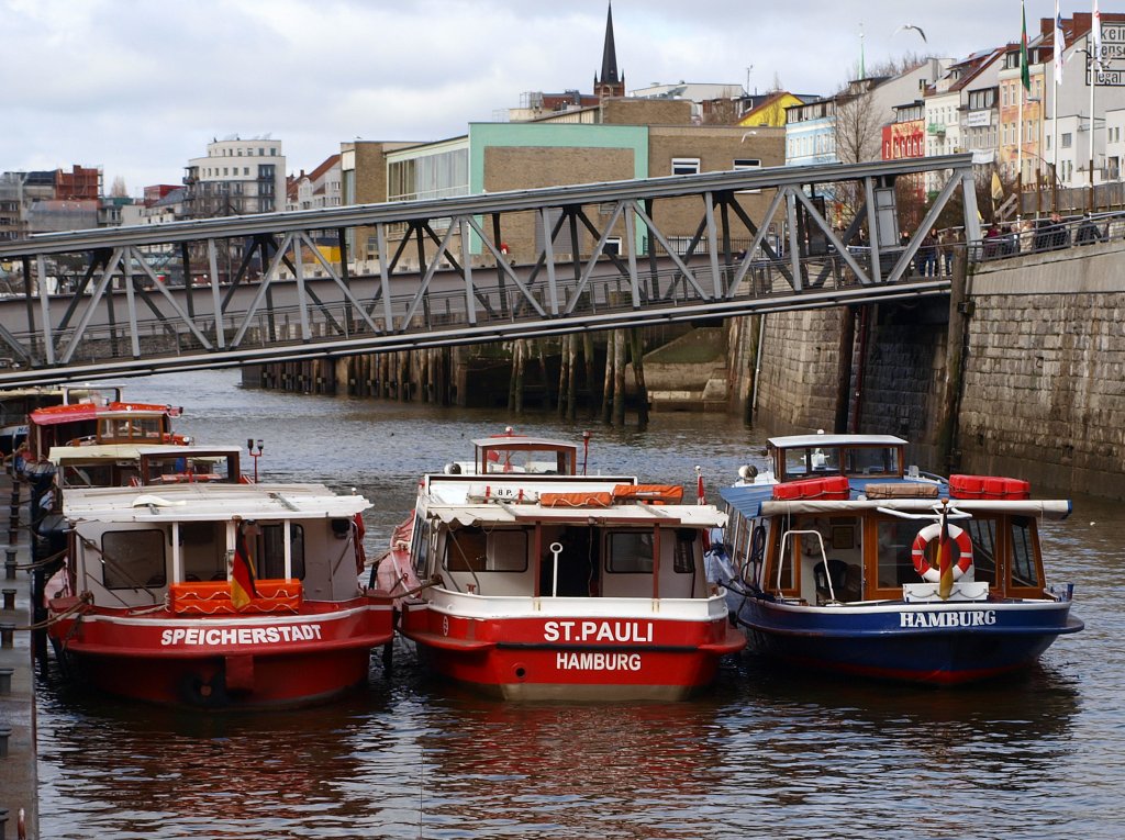 In Reih und Glied liegen die Barkassen Speicherstadt, St.Pauli und Hamburg
und warten an den Landungsbrcken auf Gste