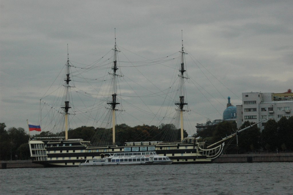 In St. Petersburg auf der Newa neben der Brcke unweit von Petropavlovskiy Park steht ein Dreimastsegler als Restaurant am Kai. Aufgenommen am 18.09.2010.