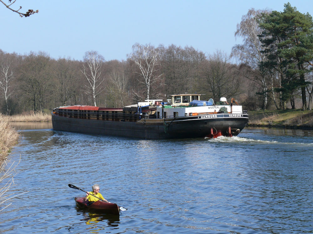 In Vielem unterscheiden sich diese beiden Wasserfahrzeuge: Gre, Baujahr, Antrieb, Fahrtrichtung …; GMS WESTERLAND, Hamburg (ENI: 04601070) und ein Paddelboot auf dem Elbe-Lbeck-Kanal; 02.04.2011
