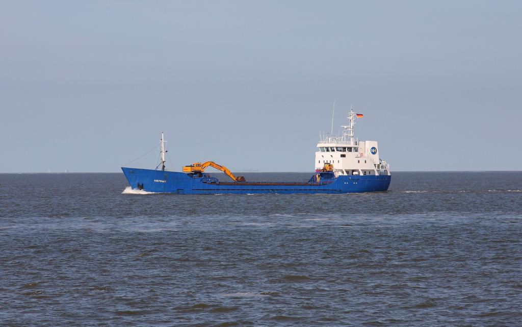 In der Wesermndung aus Bremerhaven kommend war am 6.7.2013 das
Kstenmotorschiff Havfrakt unterwegs.