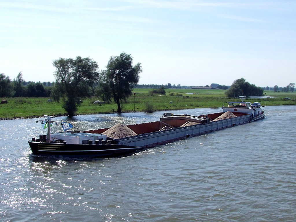 INCONSTANT(MMSI-244690571;85x9mtr) tuckert mit einer Ladung Sand auf der Ijssel;100906