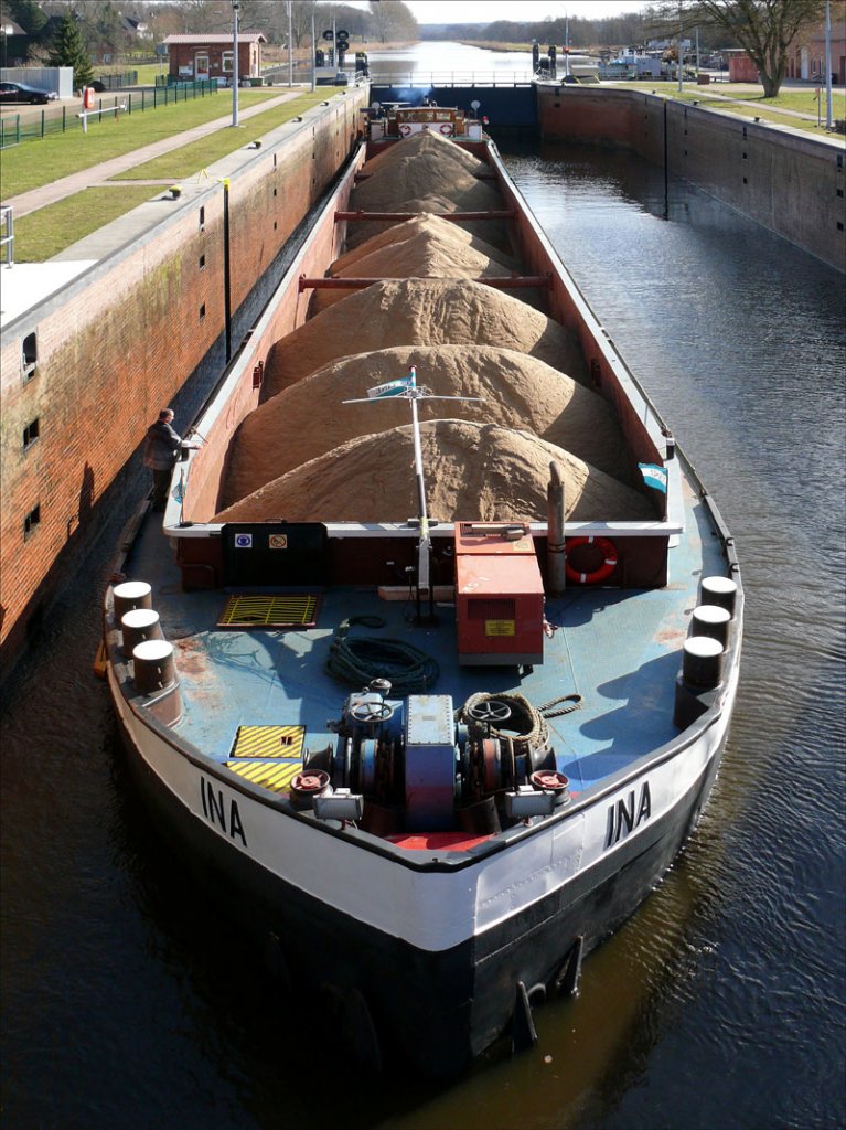 Inzwischen ist das Wasser in der Schleusenkammer abgelassen worden und das polnische Binnenfrachtschiff INA, Ozimek (ehem. Malapene, Oberschlesien) ist bereit zur Ausfahrt aus der Donnerschleuse; 21.03.2010
