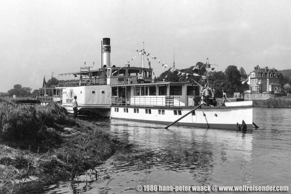 Irgendwann im Sommer 1986 steht die MEISSEN der Weissen Flotte Dresden am Anleger in Dresden-Kleinzschachwitz. Diese Haltestelle hat man lngst wegrationalisiert, wie Laubegast auch.